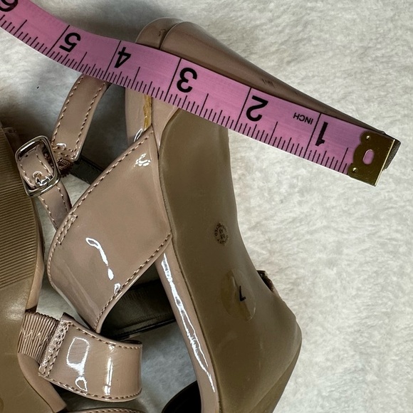 Worthington Tan Patent Leather Heels Minimalist Design - Picture 8 of 12